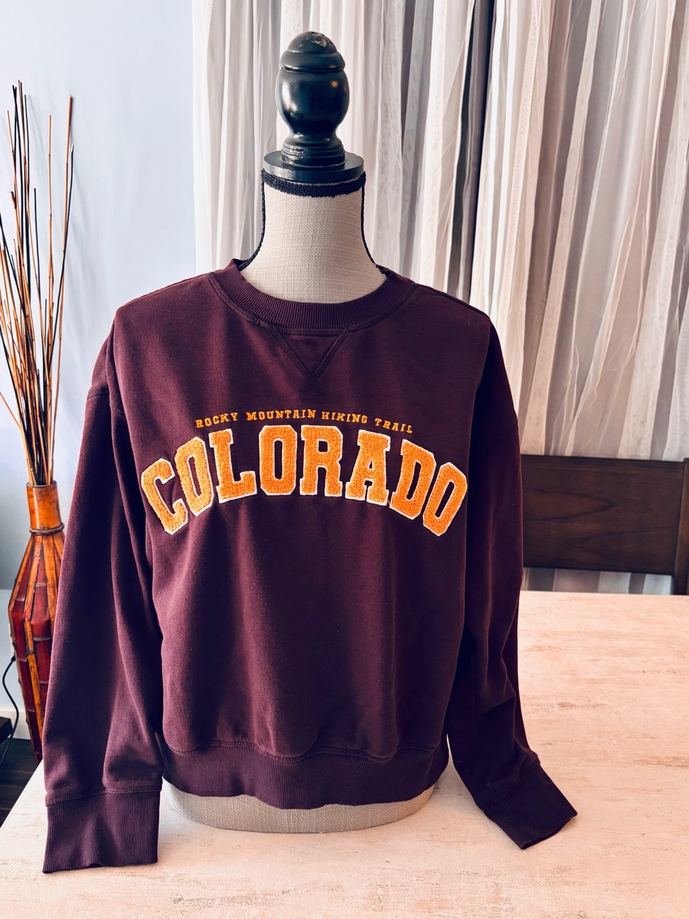 H&M Maroon Boyfriend Sweatshirt Textured 'COLORADO' Appliqué